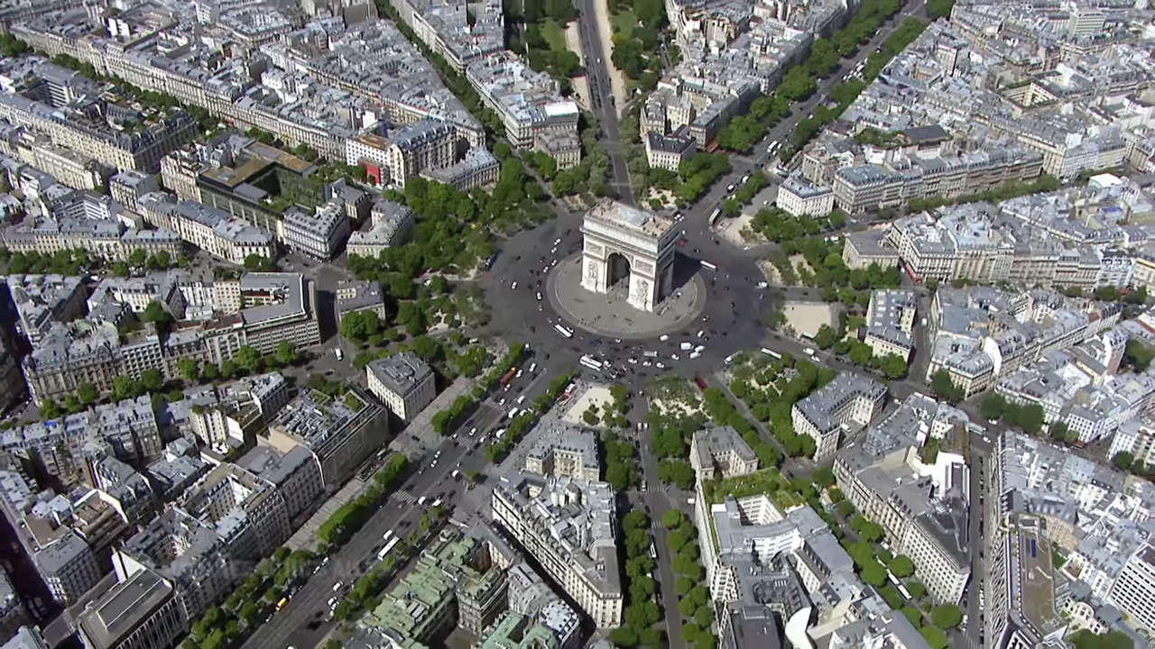 Place de Gaulle. Photo: Des Racines et des Ailes