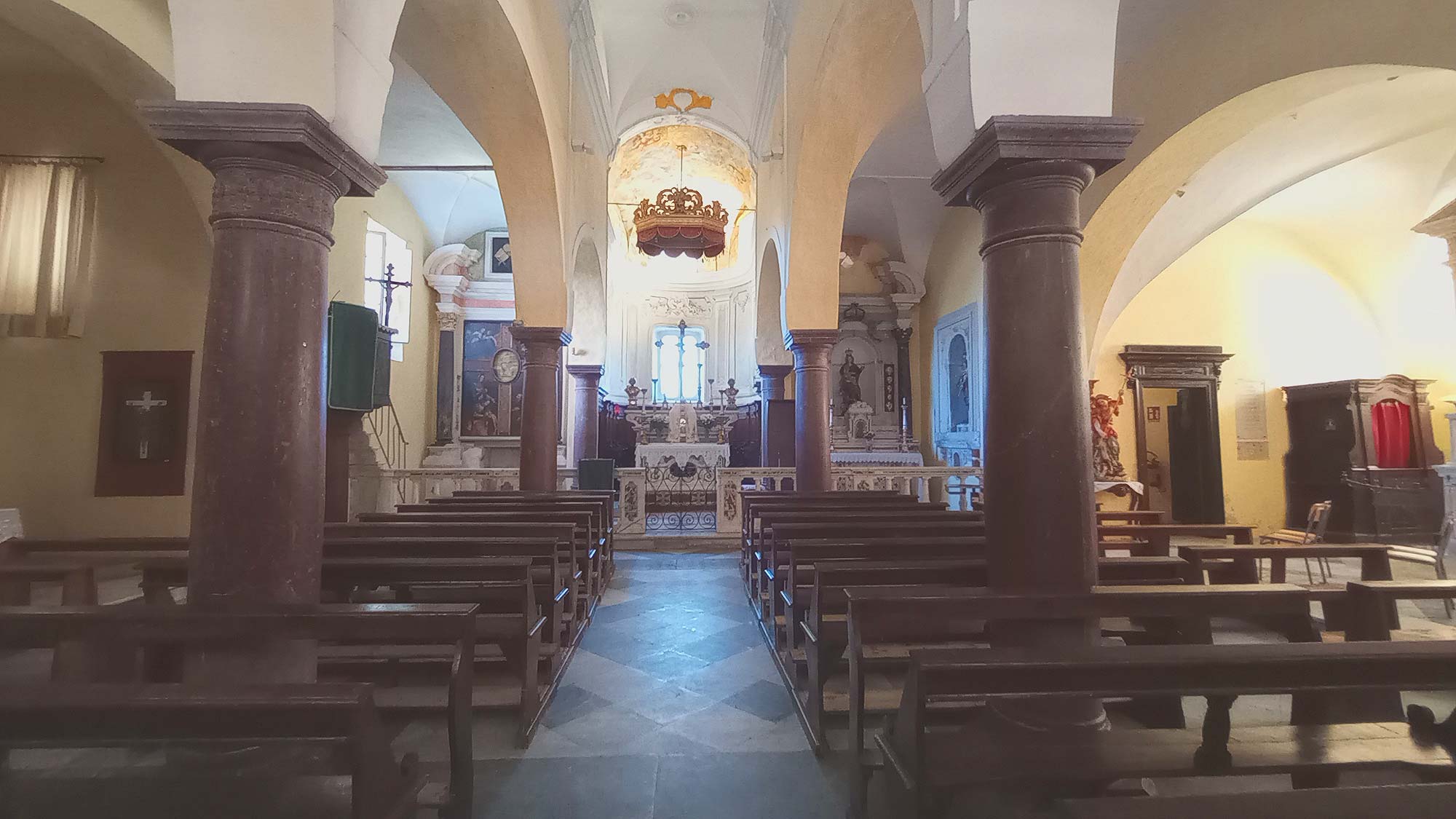 Interior de la iglesia de San Michele en Trebiano Magra