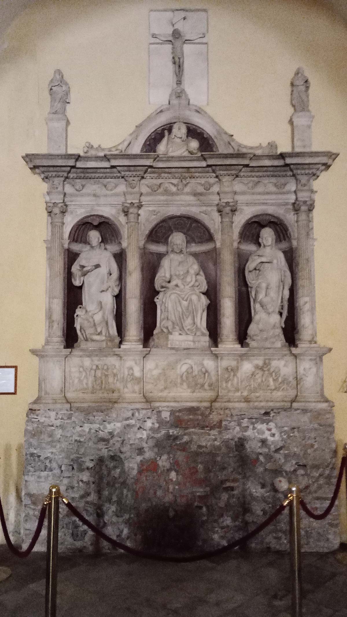 Das Triptychon aus Marmor von Domenico Gar