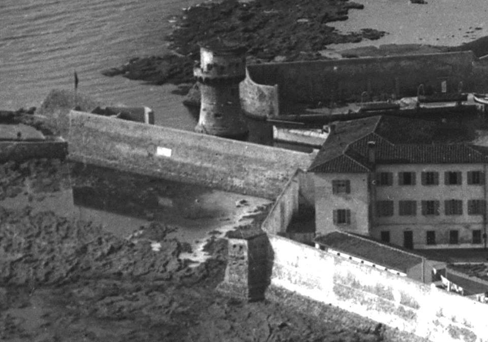 Fotografía desde arriba de la Academia Naval antes de la Segunda Guerra Mundial, en la que aparece intacta la torre de San Lazzaro.