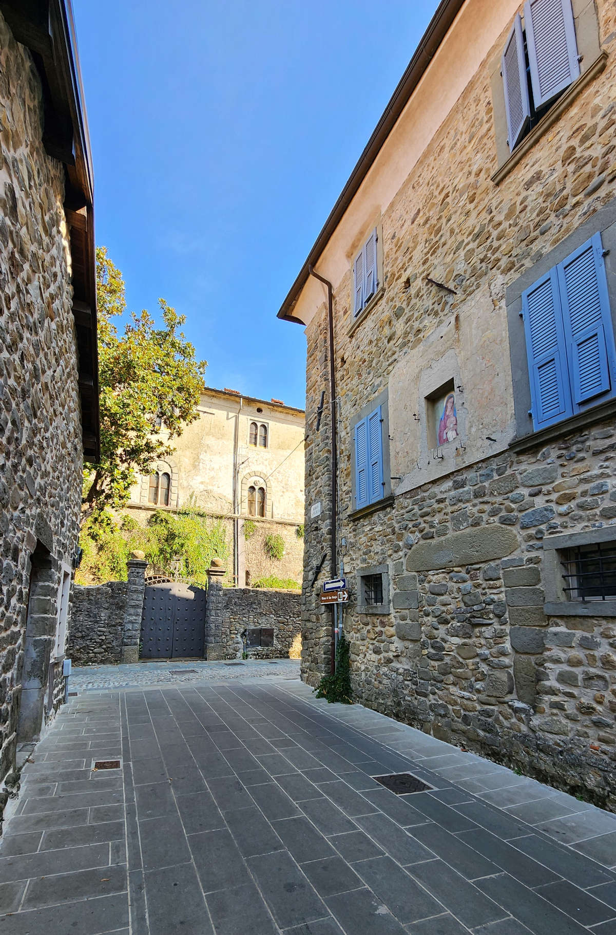 Une route dans le village de Filattiera