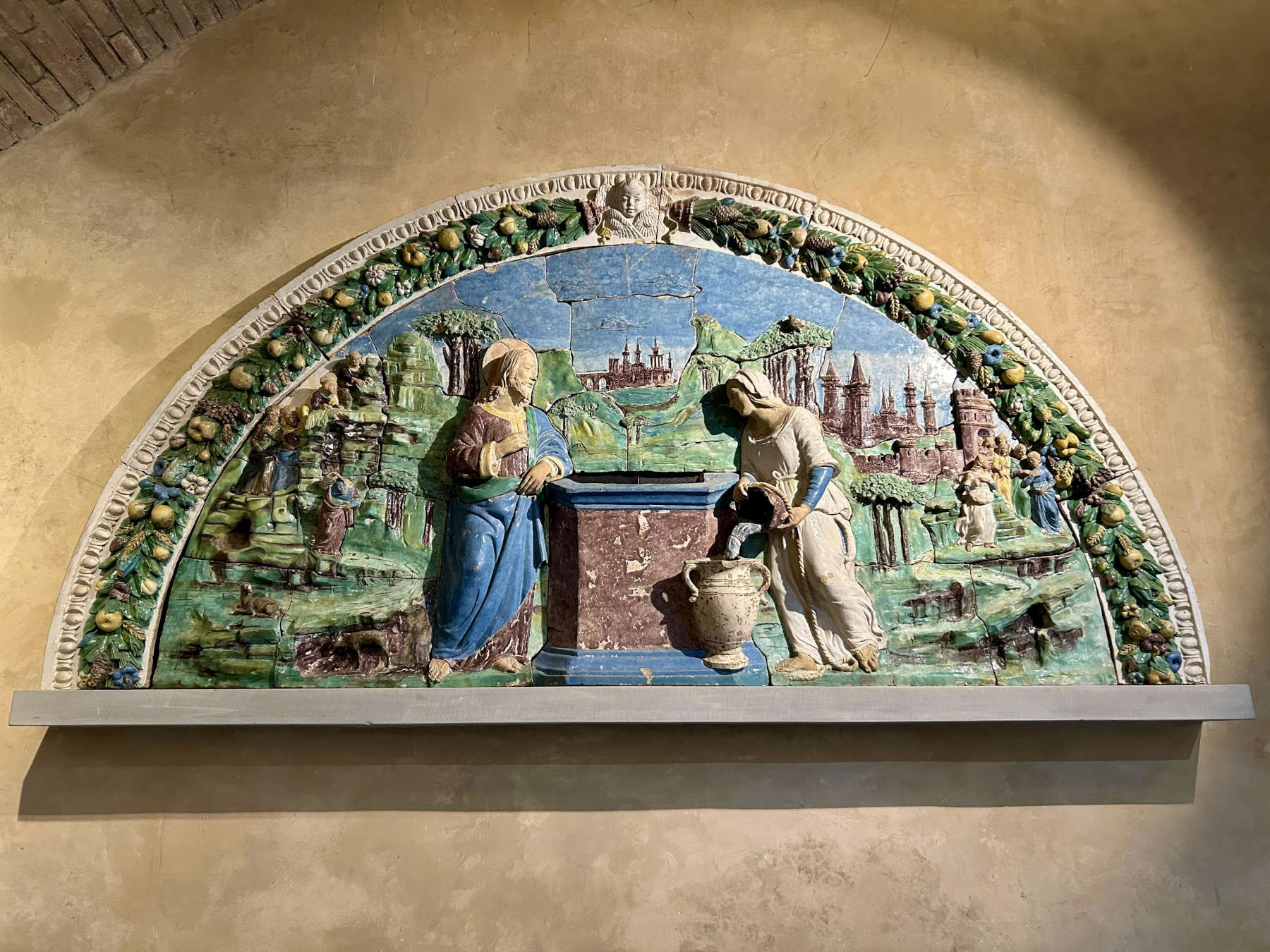 Benedetto Buglioni, Jesús y la samaritana en el pozo (1510-1520 aproximadamente; terracota vidriada; Anghiari, Museo di Palazzo Taglieschi)