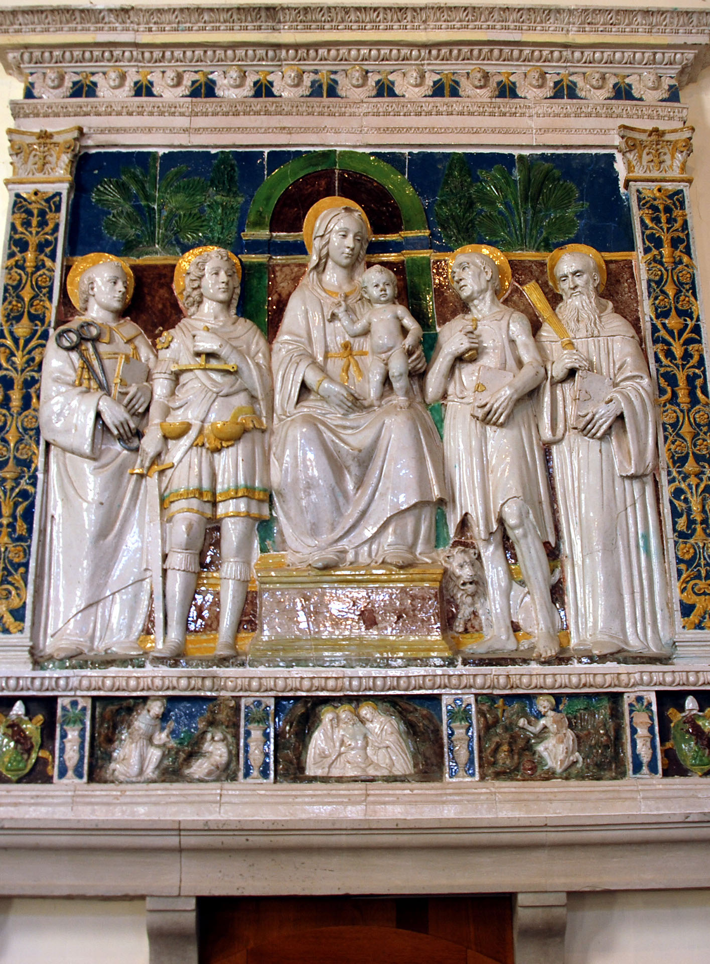 Benedetto Buglioni, Thronende Madonna mit Kind zwischen dem heiligen Leonhard, dem heiligen Erzengel Michael, dem heiligen Hieronymus und dem heiligen Benedikt, in der Predella empfängt der heilige Franz von Assisi die Wundmale, der barmherzige Christus, der heilige Hieronymus, der in der Wüste büßt (1521; glasierte Terrakotta; Badia Tedalda, San Michele Arcangelo)