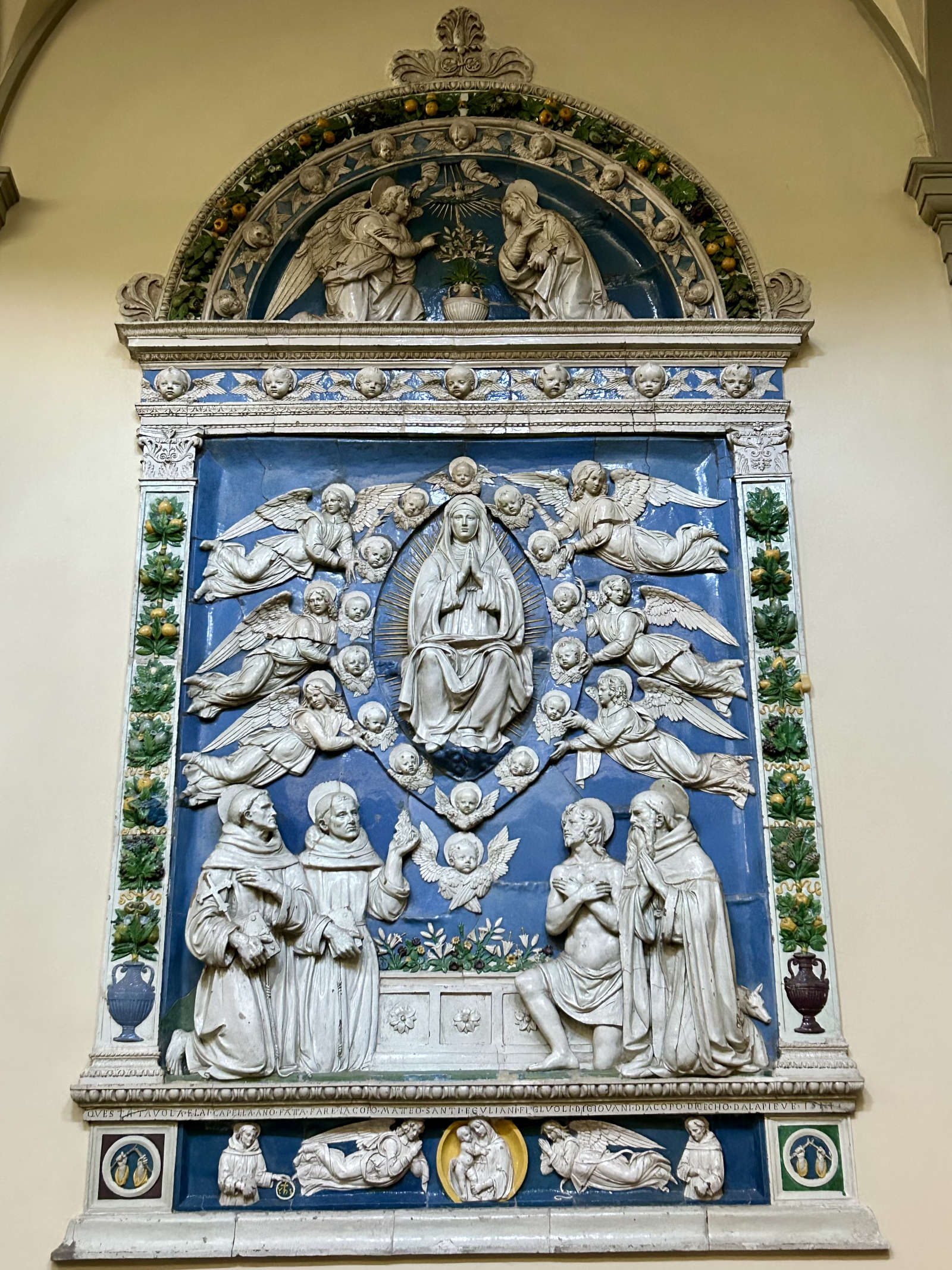 Werkstatt Andrea della Robbia, Himmelfahrt Mariens zwischen den Heiligen Franziskus, Antonius von Padua, Hieronymus und Abt Antonius (1514; glasierte Terrakotta, 254 x 444 cm; Pieve Santo Stefano, Stiftskirche Santo Stefano)