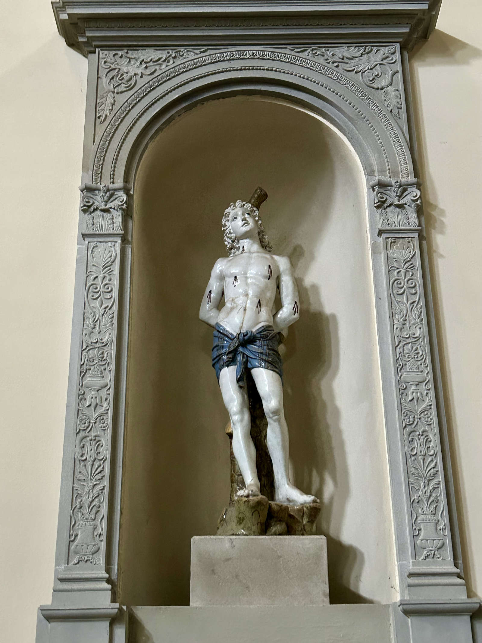 Giovanni della Robbia, Saint Sébastien à la colonne (1510-1520 env. ; terre cuite vernissée, hauteur 160 cm ; Pieve Santo Stefano, collégiale de Santo Stefano)