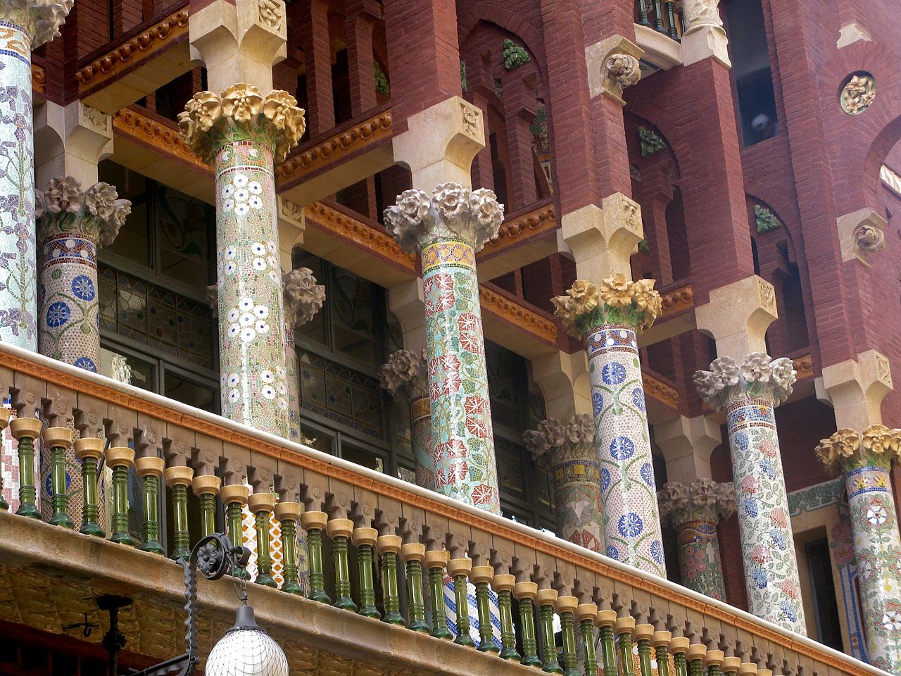 Fachada, columnas de mosaico. Foto: Alain Roullier