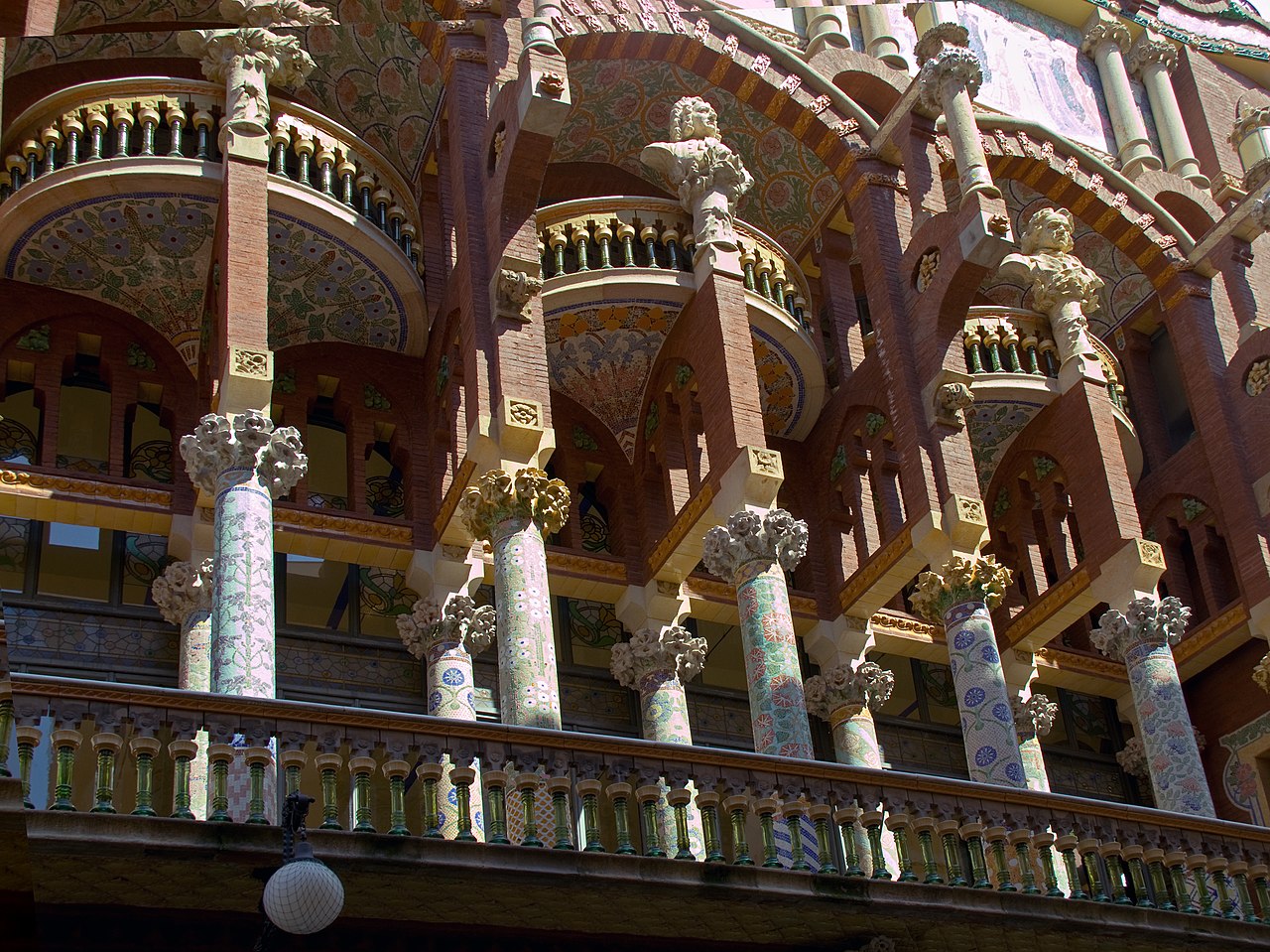 Fachada, columnas y bustos. Foto: Tony Hisgett