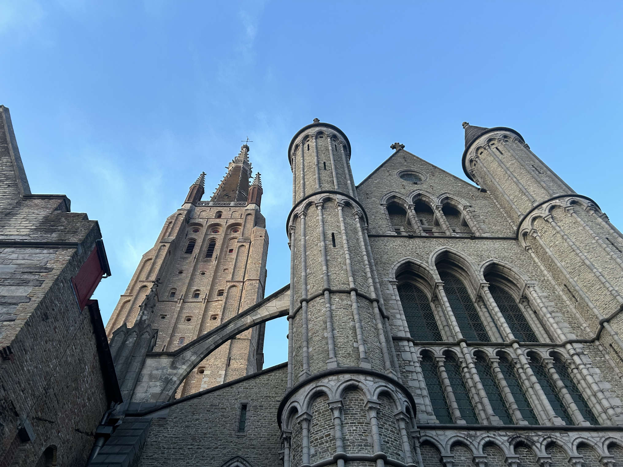 Das Äußere der Onze-Lieve-Vrouwekerk-Kirche in Brügge