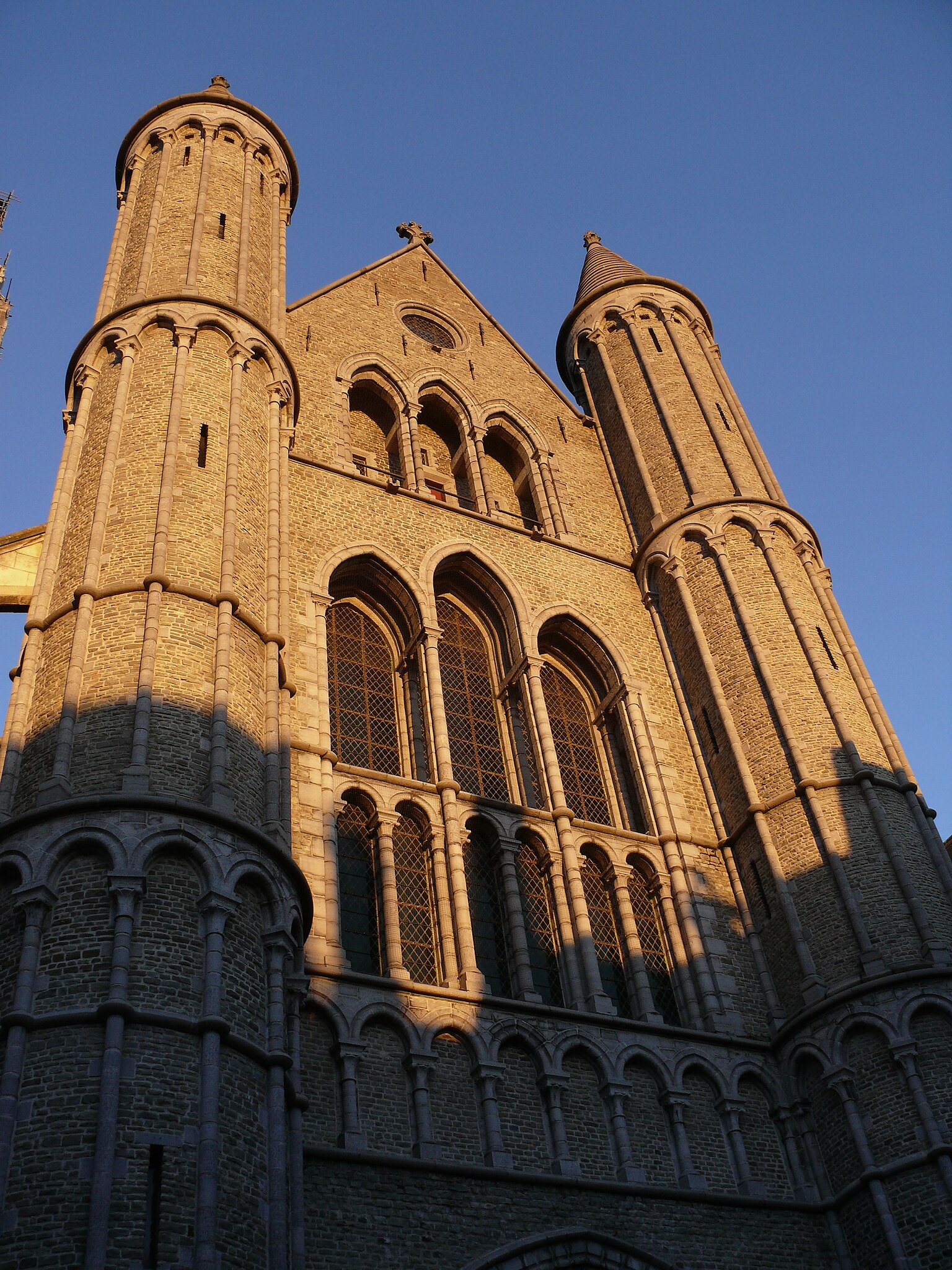 Façade de la Onze-Lieve-Vrouwekerk à Bruges. Photo : Wikimedia/VWAmFot