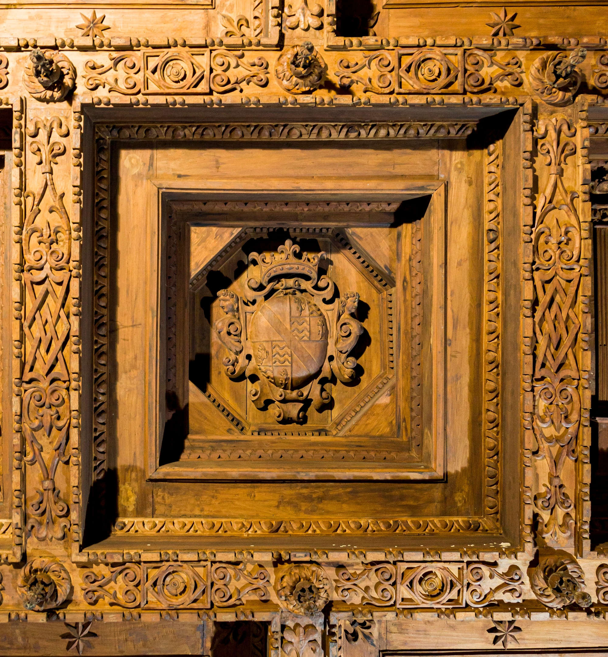 Bridal chamber, detail of the wooden ceiling: the coat of arms of the Sanvitale family framed with that of the Rossi di San Secondo family. Photo: Municipality of Fontanellato