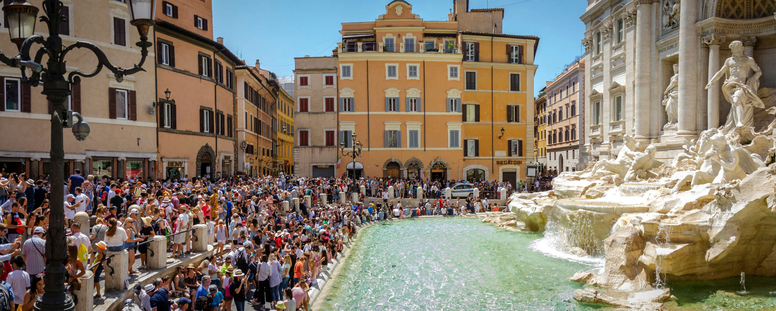 Menschenmassen am Trevi-Brunnen. Foto: Jeff Ackley