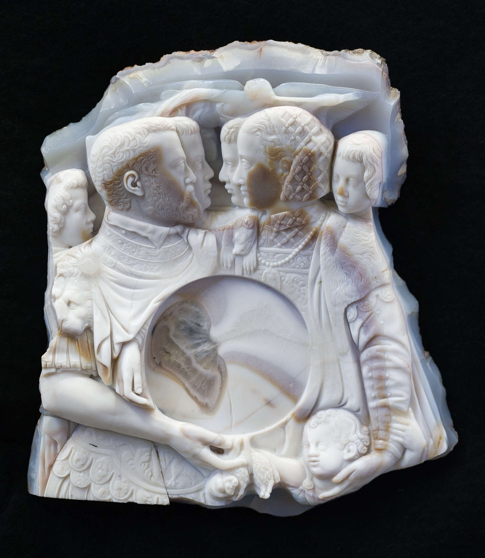 Giovanni Antonio de' Rossi, Cameo with portraits of Cosimo I de' Medici, Eleonora of Toledo and children (1558-1562; agate, 18.8 x 17 cm; Florence, Palazzo Pitti, Treasury of the Grand Dukes)