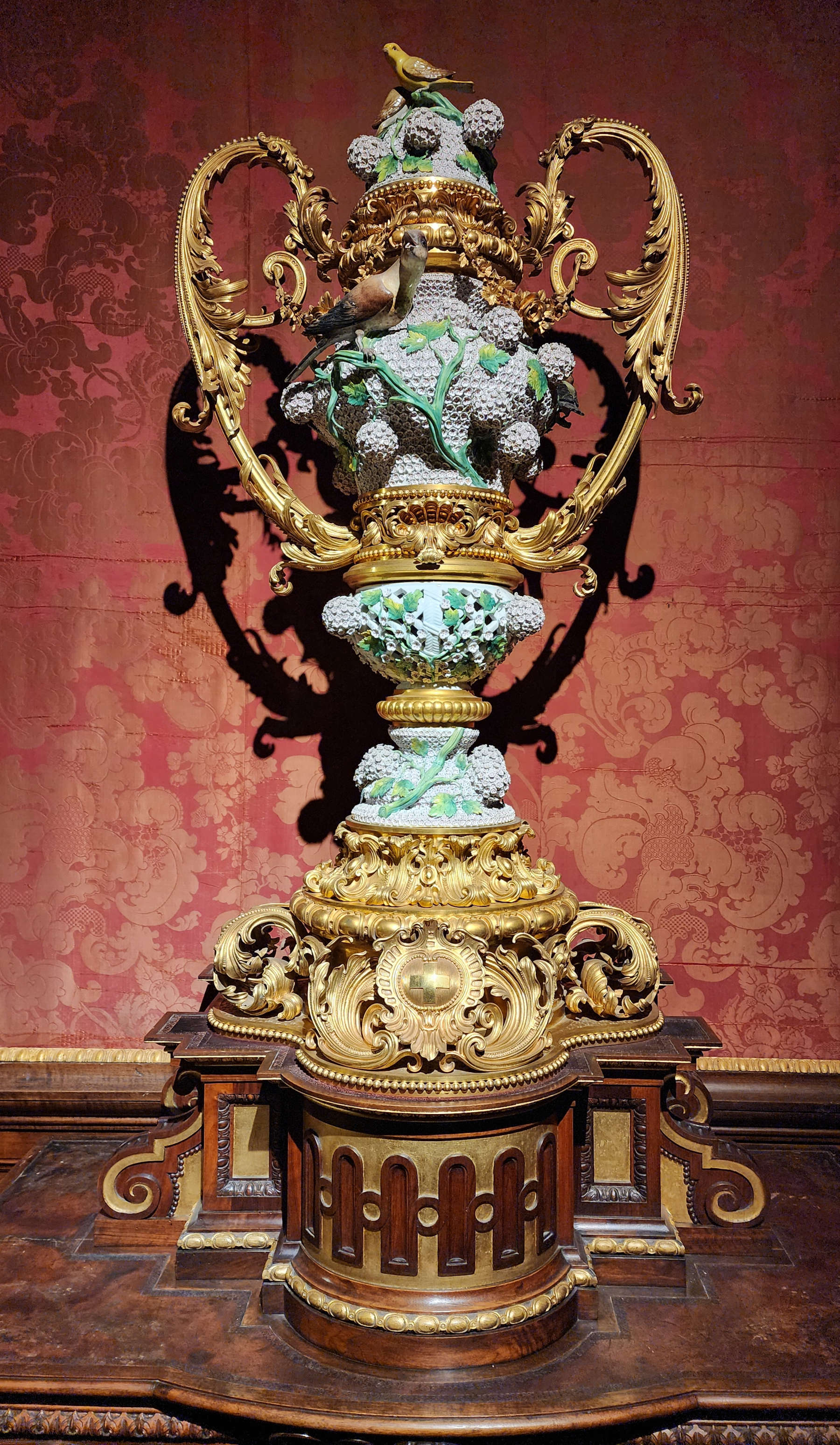 Royal apartments: Meissen porcelain vase in the queen's bedroom