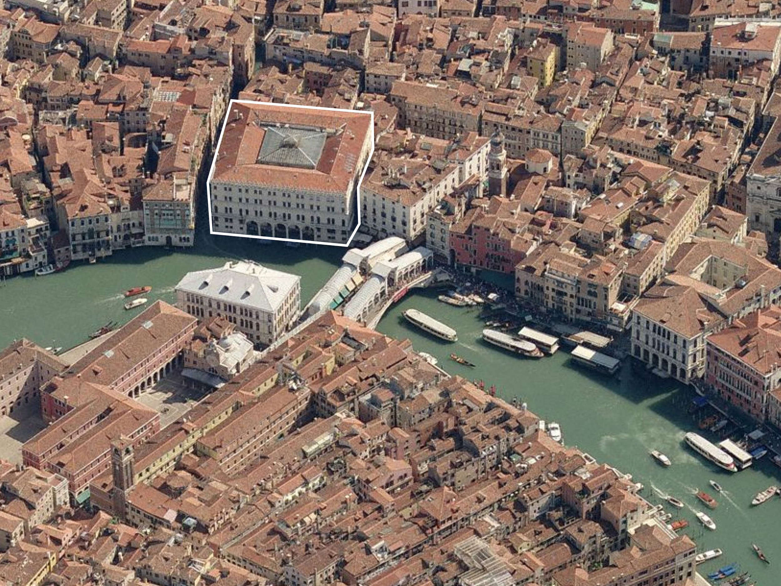 The position of the fondaco in the urban fabric of Venice. Photo: Delfino Sisto Legnani / Marco Cappelletti / Studio OMA