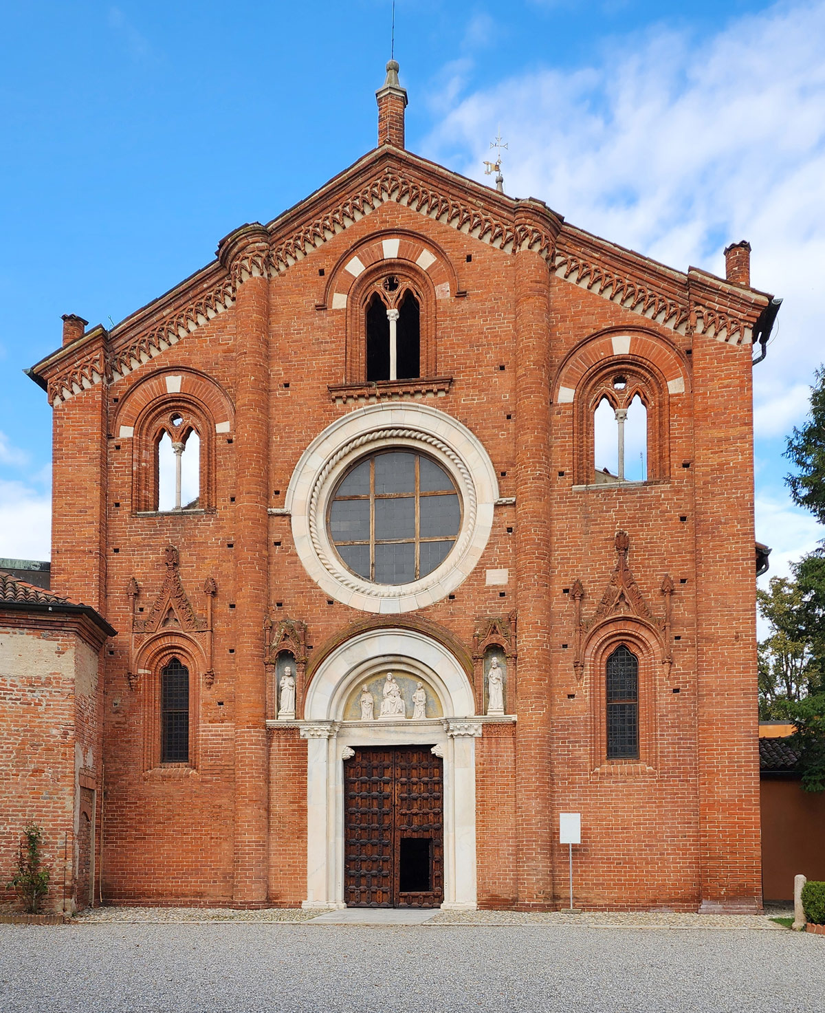 La façade de l'église abbatiale, dédiée aux saints Pierre et Paul