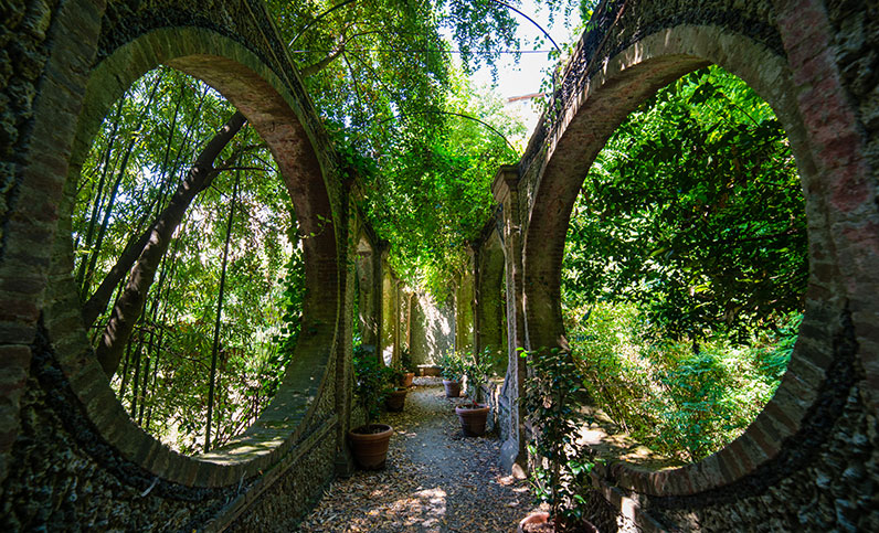 El puente que conduce al laberinto de Villa Garzoni