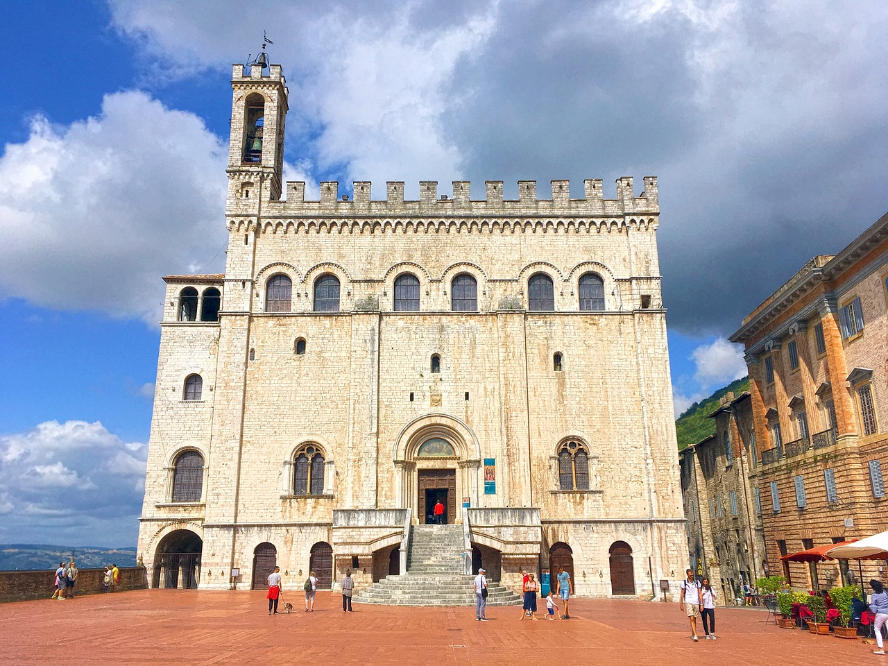 Piazza Grande mit Palazzo dei Consoli