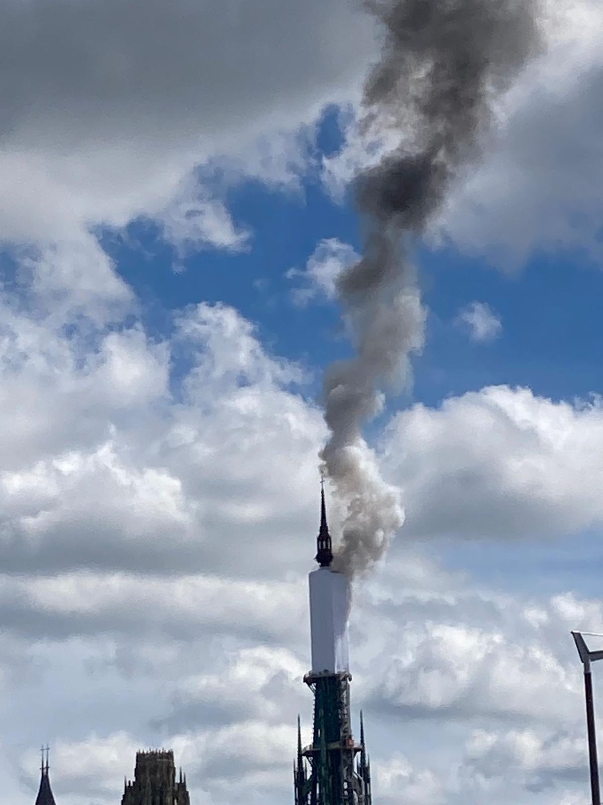 Der Turm Der Kathedrale Von Rouen Den Monet Gemalt Hat Brennt