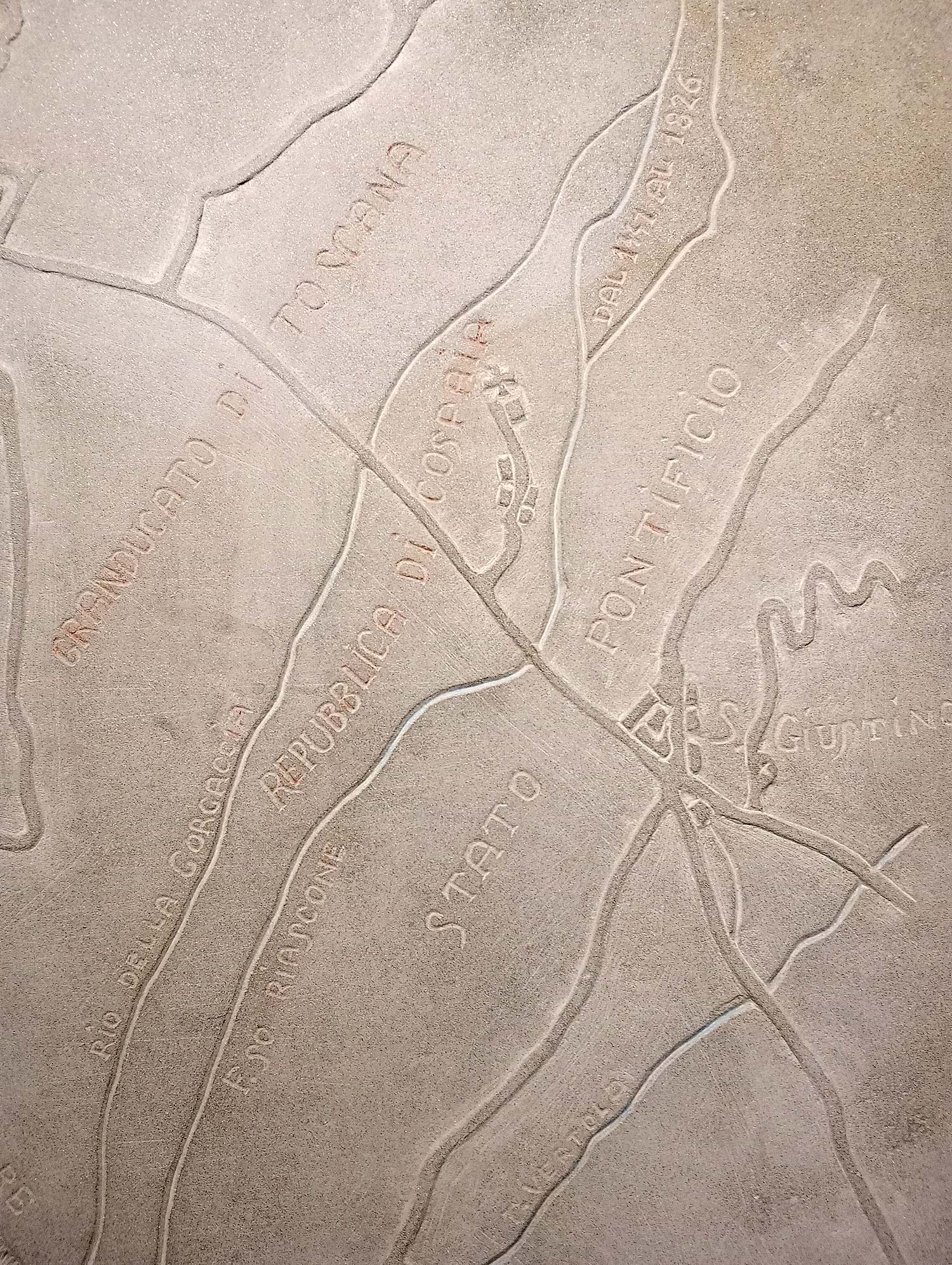 Die Tafel mit der Karte der Republik Cospaia (Anghiari, Museo di Palazzo Taglieschi)