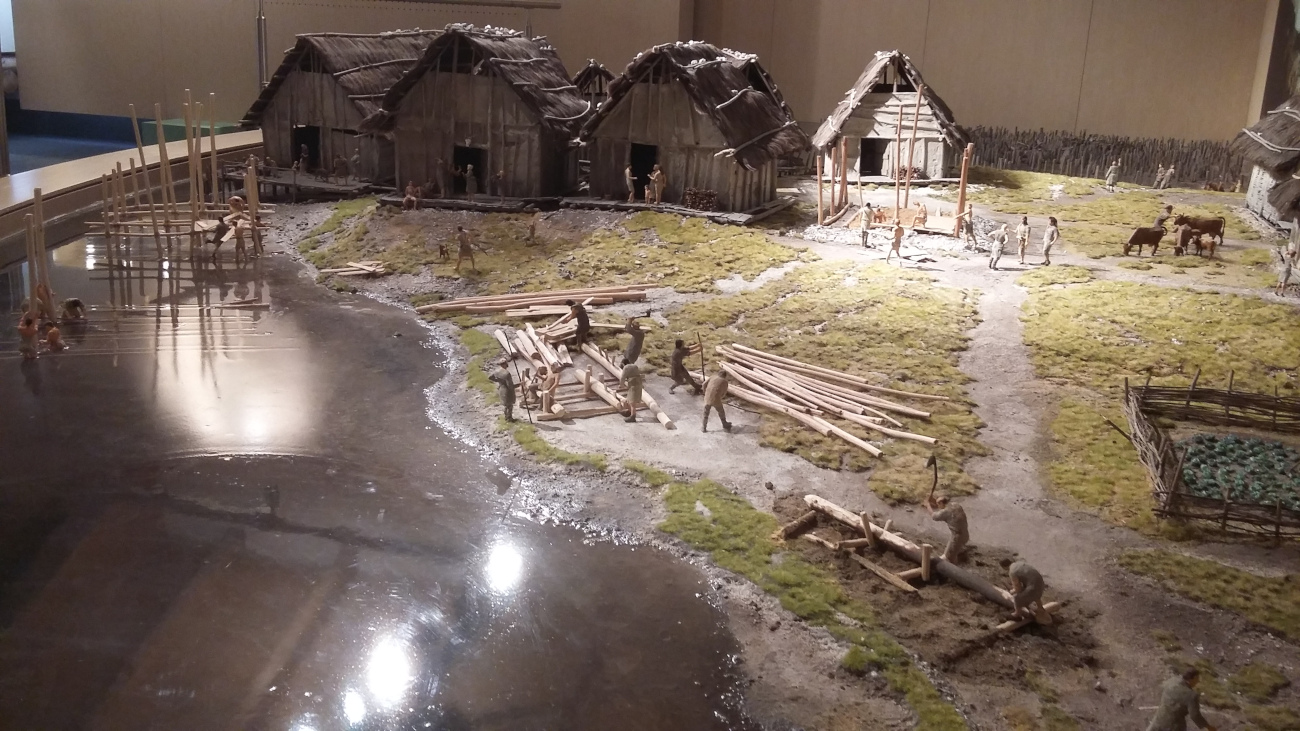 Musée de l'habitat sur pilotis, reconstruction du village. Bureau des archives du patrimoine archéologique Province autonome de Trente