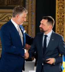 G7 minister Giuli gives his Ukrainian counterpart Tochytskyi a medal