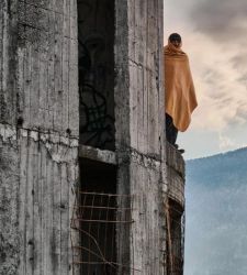 À Ravenne, l'exposition de la photographe Chiara Fabbro dépeint les conditions de vie des migrants le long de la route des Balkans.