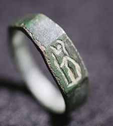 Israele, ragazzo di 13 anni trova anello con la dea Atena di 1800 anni fa