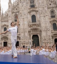 Roberto Bolle gives dance lesson in Milan's Piazza Duomo: photos of the Ballo in Bianco