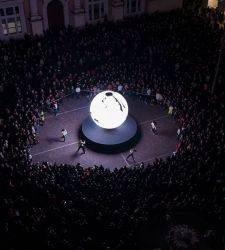 Die Biosphäre leuchtet zu Ehren von Pesaro, der italienischen Kulturhauptstadt 2024