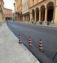 Bologne, asphaltage des rues Farini et Santo Stefano. Protestation des citoyens