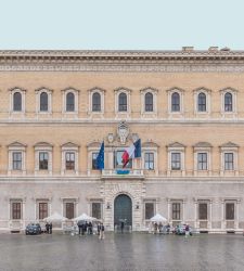 Roma, torna a splendere la facciata principale di Palazzo Farnese: restauro finito