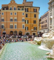 Der Trevi-Brunnen gegen eine Gebühr und Gemeinden, die auf das schnelle Geld aus sind