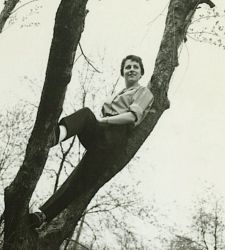 Donne che salgono sugli alberi: al Magazzino delle Idee di Trieste una mostra fotografica sul tema 