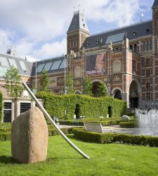 In the gardens of the Rijksmuseum, Korean Lee Ufan's sculptures invite meditation