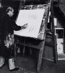 In Frankreich fand eine große Ausstellung über Lucio Fontana statt, die sich mit seinen Vorstellungen von der Zukunft beschäftigte.