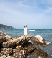 In Pesaro eine Skulptur, die auf das Meer hinausschaut: das Werk von Matteo Fato.