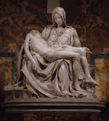 La Piet&agrave; di Michelangelo risplende con la nuova illuminazione di iGuzzini nella Basilica di San Pietro