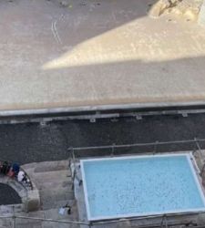 Trevi Fountain without water, City Council puts in a coin tray. And the web goes wild