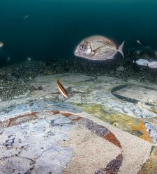 Unterwasserpark von Baia, der geometrische Marmorboden einer römischen Villa wird auf dem Meeresgrund restauriert