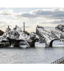 Paris, JR huldigt Christo und Jeanne-Claude mit einer neuen immersiven Installation auf der Pont Neuf