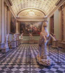 Uffizien, neues Licht für die Sala della Niobe, wo das große römische Pferd zurückkehrt