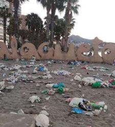 Turistas incívicos: tras la fiesta, la playa de Málaga se convierte en un vertedero