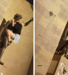 Firenze, turista mima rapporto sessuale con la Fontana del Bacco 