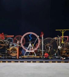 Milan, at HangarBicocca a concert in direct dialogue with the sound machines of Jean Tinguely