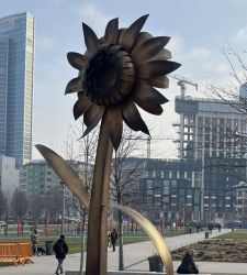 Milano si arricchisce del Girasole gigante, il fiore di Mauro Seresini per l'Ucraina