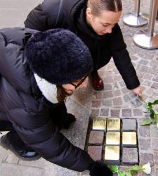 Ferrara, posate le prime 15 pietre d'inciampo dedicate a ebrei ferraresi vittime della Shoah